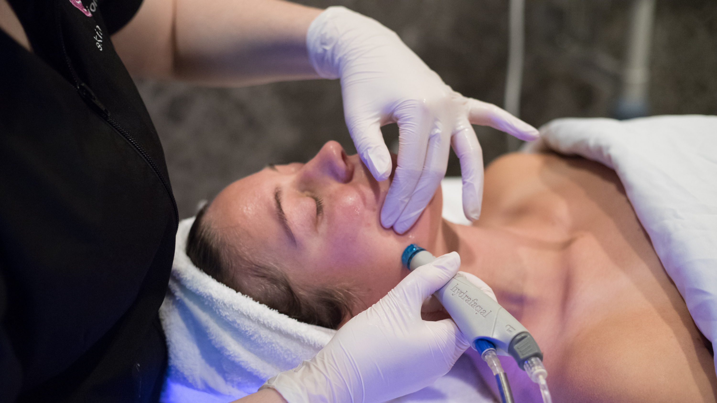 Why Regular Hydrafacials Should Be Part Of Your 2024 New Year’s Resolutions